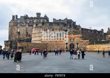 Edinburgh, Regno Unito - 13 Gennaio 2018: l'entrata del castello di Edimburgo in Scozia. Foto Stock