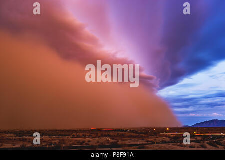 Tempesta di polvere (Haboob) nel deserto al tramonto vicino a Yuma, Arizona Foto Stock