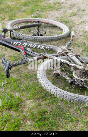 Una bici sporca di montagna che si trova a terra durante una pausa di riposo a Les Lindarets Haute-Savoie Portes du Soleil Alpi francesi Francia Foto Stock