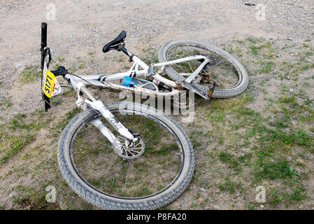 Una bici sporca di montagna che si trova a terra durante una pausa di riposo a Les Lindarets Haute-Savoie Portes du Soleil Alpi francesi Francia Foto Stock