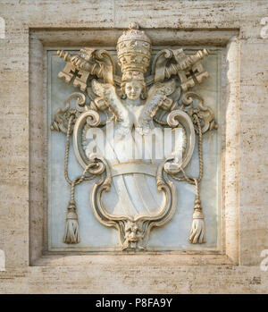 I bracci della Santa Sede, sulla facciata della Basilica di San Giovanni in Laterano a Roma, Italia. Foto Stock