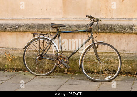 Bicicletta con una ruota piegata che giace contro un muro nel centro di Oxford Foto Stock