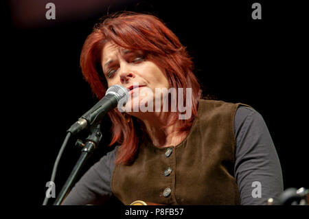 Roseanne Cash, figlia di Johnny Cash, esegue in concerto di suonare una chitarra. Foto Stock