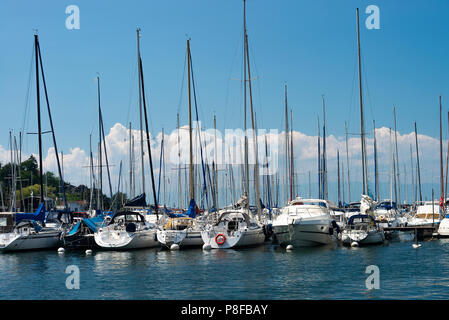 Barche e yacht ormeggiati in Port-Valaisroule sul Lago di Ginevra in Bouveret svizzera Foto Stock