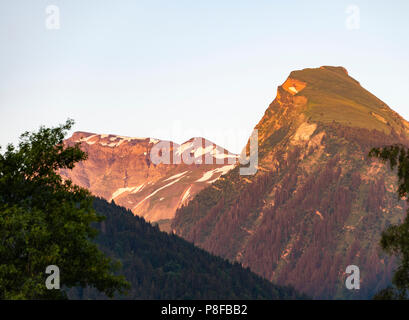La bellissima Pointe de Ressachaux e Les Fangles montagne nelle Alpi francesi al di sopra di Morzine Haute Savoie Portes du Soleil Francia Foto Stock