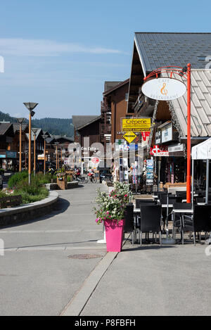 La bella stazione sciistica città di Les Gets con stile Chalet e architettura in estate vicino a Morzine Alta Savoia Portes du Soleil Francia Foto Stock