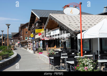La bella stazione sciistica città di Les Gets con stile Chalet e architettura in estate vicino a Morzine Alta Savoia Portes du Soleil Francia Foto Stock