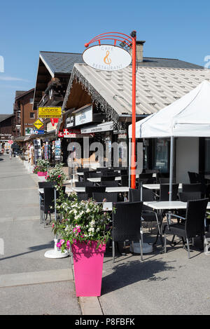 La bella stazione sciistica città di Les Gets con stile Chalet e architettura in estate vicino a Morzine Alta Savoia Portes du Soleil Francia Foto Stock