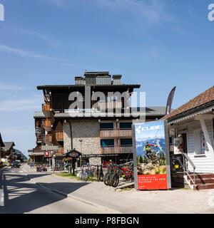 La bella stazione sciistica città di Les Gets con stile Chalet e architettura in estate vicino a Morzine Alta Savoia Portes du Soleil Francia Foto Stock