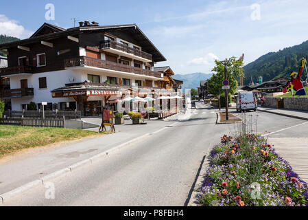 La bella stazione sciistica città di Les Gets con stile Chalet e architettura in estate vicino a Morzine Alta Savoia Portes du Soleil Francia Foto Stock