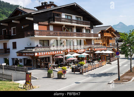 La bella stazione sciistica città di Les Gets con stile Chalet e architettura in estate vicino a Morzine Alta Savoia Portes du Soleil Francia Foto Stock