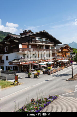 La bella stazione sciistica città di Les Gets con stile Chalet e architettura in estate vicino a Morzine Alta Savoia Portes du Soleil Francia Foto Stock