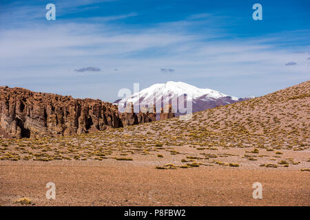 Andes mountain view da Tara distesa di sale, San Pedro de Atacama, Antofagasta, Cile Foto Stock