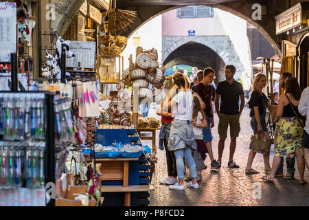 Annecy città vecchia con i suoi negozi e la gente, Annecy, Alta Savoia, Francia Foto Stock