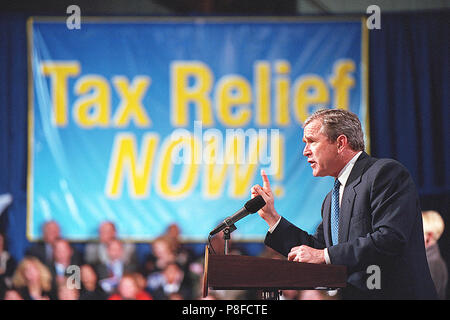 Il Presidente George W Bush offre un commento sullo sgravio fiscale Marzo 9, 2001 a Lafayette aeroporto regionale nel Lafayette, LA. Foto Stock