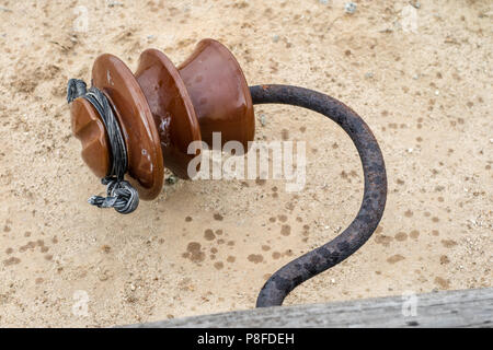 Un vecchio legno polo di alimentazione giacente a terra. Rotture di rete elettrica. Stagione di estate. Foto Stock