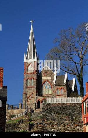 Il campanile della Basilica di San Pietro Chiesa Cattolica Romana si innalza al di sopra della città storica di harpers Ferry, West Virginia, sito di una fallita ribellione slave Foto Stock