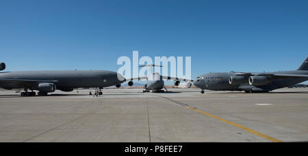 Un U.S. Air Force KC-10 Extender, C-5 M Super Galaxy e un C-17 Globemaster III sono parcheggiate sulla rampa durante il sessantesimo di mobilità in aria cambia ala del comando cerimonia al Travis Air Force Base, California, 10 luglio 2018. Col. John Klein rinunciato il comando di aria mobilità del comando parafango più grande al Col. Ethan Griffin. (U.S. Air Force Foto di Heide lettino) Foto Stock