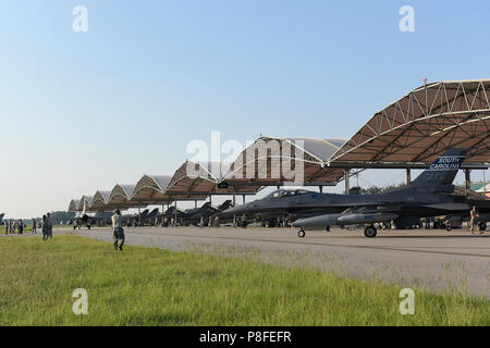 Stati Uniti Air Force piloti, assegnato al 169Fighter Wing della Carolina del Sud Air National Guard, taxi dal parcheggio di rampa in un F-16 Fighting Falcon a McEntire comune di Guardia Nazionale Base, Carolina del Sud, 11 luglio, 2018. La Carolina del Sud Air National Guard's 169Fighter Wing è la distribuzione di quasi 300 aviatori e circa una dozzina di F-16 Blocco 52 Fighting Falcon jet da combattimento per l'aria 407 Gruppo Expeditionary nel sud-ovest Asia a sostegno di un'Aria forza expeditionary rotazione. (U.S. Air National Guard foto di Senior Airman Ashleigh S. Pavelek) Foto Stock