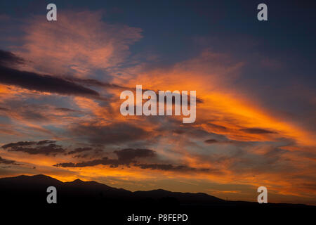 La vibrante sunrise oltre le Montagne Wasatch, Salt Lake County, Utah Foto Stock