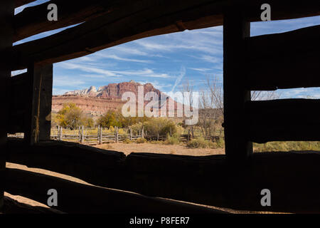 Vista attraverso il legno storico fienile finestra, Grafton, Utah Foto Stock