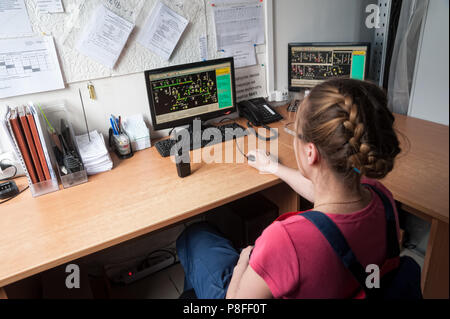 Femmina di ingegnere di lavoro nella sala di monitoraggio Foto Stock