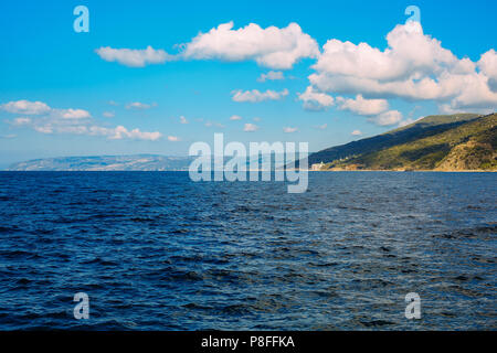 Penisola di Athos, Grecia.Vista da un traghetto. Monasteri Ortodossi, montagne Foto Stock