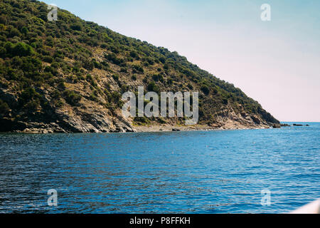 Penisola di Athos, Grecia.Vista da un traghetto. Monasteri Ortodossi, montagne Foto Stock