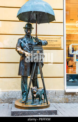 ST.PETERSBURG, Russia - 15 giugno 2016: il monumento in bronzo al fotografo di San Pietroburgo Foto Stock