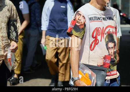 Milano - 16 giugno: Uomo con JW Anderson t-shirt, Loewe grigio borsa in pelle e orologio Rolex prima Marni fashion show, la Settimana della Moda Milanese street style sul ju Foto Stock