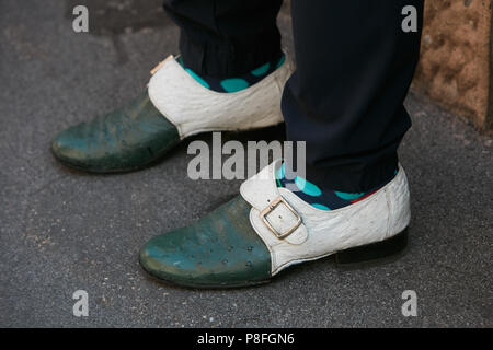 Milano - 17 giugno: l uomo con il verde e bianco pelle di struzzo scarpe di cuoio prima di Prada fashion show, la Settimana della Moda Milanese street style on June 17, 2018 in Foto Stock