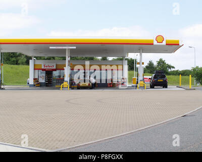 Stazione di servizio Shell a Sutton Scotney la stazione di servizio vicino a Winchester, Hampshire, Inghilterra, Regno Unito Foto Stock