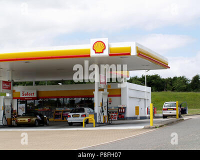 Stazione di servizio Shell a Sutton Scotney la stazione di servizio vicino a Winchester, Hampshire, Inghilterra, Regno Unito Foto Stock