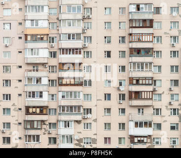 Il balcone di ogni camera di una moderna casa prefabbricata. A Kiev, Ucraina Foto Stock