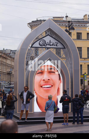 San Pietroburgo, Russia - Luglio 9, 2018: persone presso il cancello al Qatar sulla Nevsky avenue nell ultima settimana di Coppa del Mondo FIFA Russia 2018. Il Qatar ospiterà la FIFA W Foto Stock