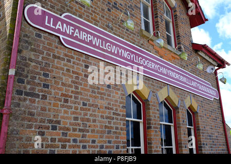 Stazione ferroviaria a Llanfairpwllgwyngyllgogerychwyrndrobwllllantysiliogogogoch anglesey nel Galles Foto Stock