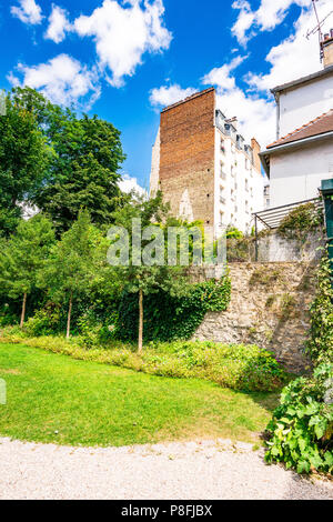 Il Renoir Gardens sono dedicati ad Auguste Renoir circondano il museo di Montmartre. Questo è il punto in cui Renoir dipinto Le Bal Du Moulin de la Galette Foto Stock