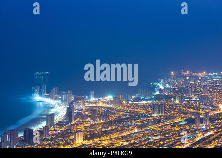 Vista aerea del porto della città di Iquique in Costa del deserto di Atacama all'alba, Cile Foto Stock