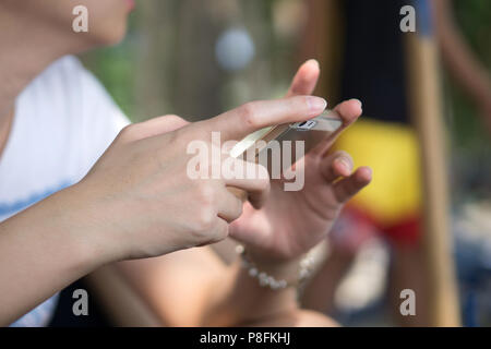 RAYONG Thailandia - Aprile 12, 2016 : Una donna mano azienda iphone con la pagina della schermata iniziale Foto Stock