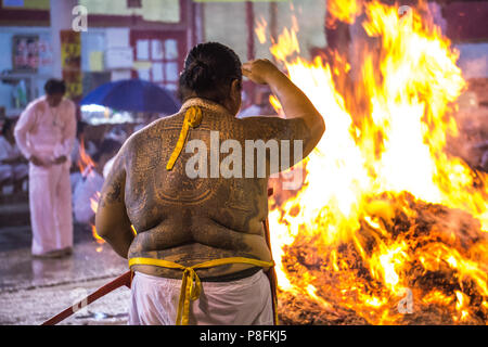 Il Phuket Vegetarian Festival è il più grande e importante di eventi annuali, che attrae visitatori da tutto il mondo. Foto Stock