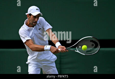 Novak Djokovic in azione il 9° giorno dei Campionati di Wimbledon all'All England Lawn Tennis and Croquet Club di Wimbledon. PREMERE ASSOCIAZIONE foto. Data immagine: Mercoledì 11 luglio 2018. Vedi PA storia TENNIS Wimbledon. Il credito fotografico dovrebbe essere: Steven Paston/PA Wire. Foto Stock