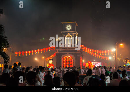 Il Phuket Vegetarian Festival è il più grande e importante di eventi annuali, che attrae visitatori da tutto il mondo. Foto Stock