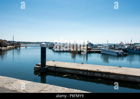 Barche da pesca ormeggiate nel porto di Poole, Dorset, England, Regno Unito Foto Stock