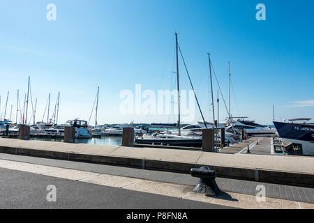 Barche ormeggiate nel porto di Poole Harbour marina su un calde estati soleggiate mattina, Poole, Dorset, Regno Unito Foto Stock