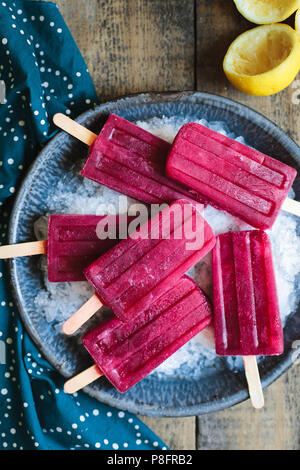 Red popsicles su ghiaccio Foto Stock