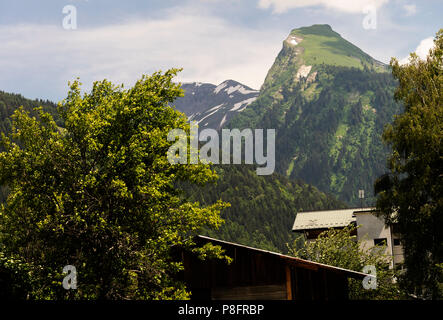 La bellissima Pointe de Ressachaux e Les Fangles montagne nelle Alpi francesi al di sopra di Morzine Haute Savoie Portes du Soleil Francia Foto Stock