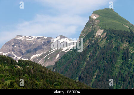 La bellissima Pointe de Ressachaux e Les Fangles montagne nelle Alpi francesi al di sopra di Morzine Haute Savoie Portes du Soleil Francia Foto Stock
