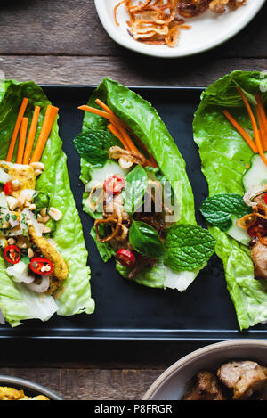 Lattuga tailandese tazze sullo sfondo di legno Foto Stock