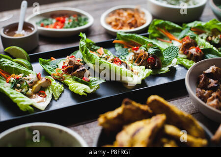 Lattuga tailandese tazze sullo sfondo di legno Foto Stock