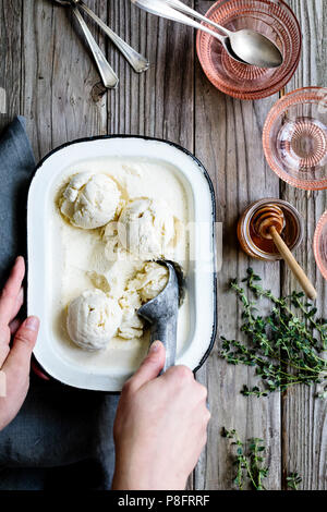 & Miele di timo Limone Ricotta Gelato alla crema con vaniglia Foto Stock